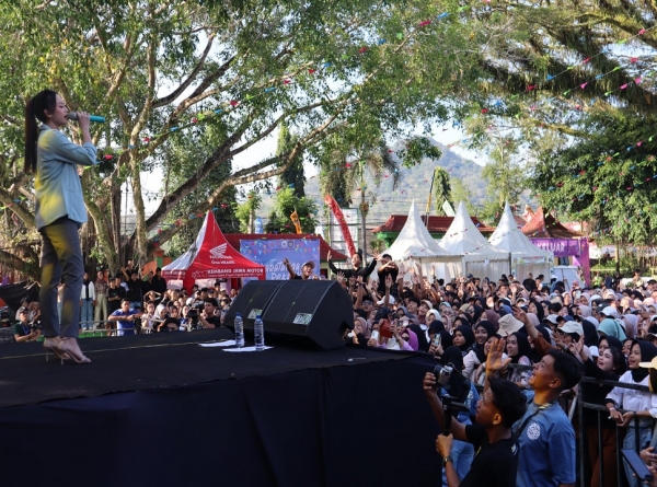 PENAMPILAN CANTIK MENAWAN QUEST STAR MBAK RINA ADITAMA