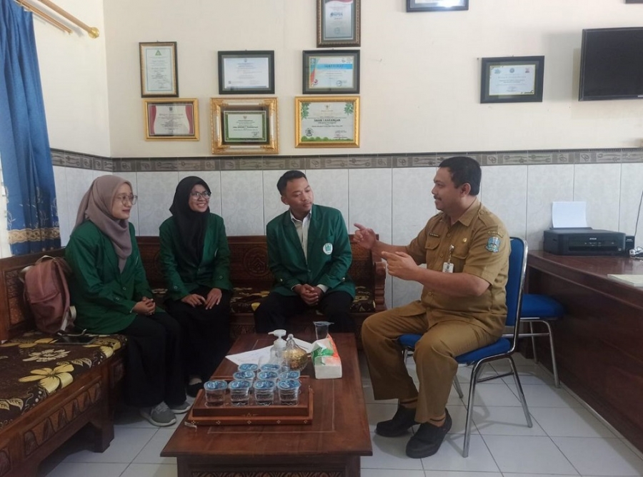 KEPALA SMANESKA MENERIMA MAHASISWA PPL DARI UIN SATU T.A