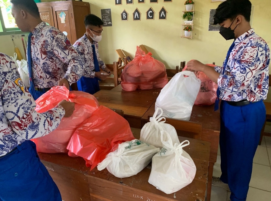 PENGUMPULAN BERAS ZAKAT FITRAH DARI SISWA-SISWI SMAN 1 KARANGAN TRENGGALEK TAHUN 2022