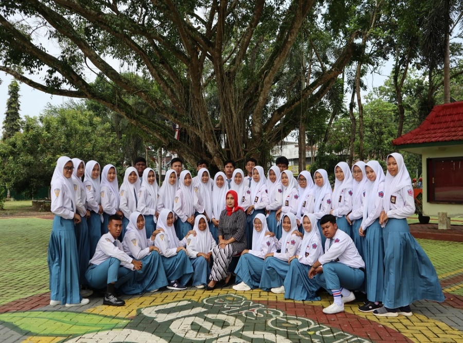 FOTO BERSAMA KELAS XI MIPA/IPS SMAN 1 KARANGAN TRENGGALEK
