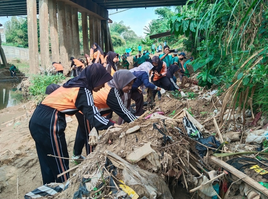 KADER ADIWIYATA SMANESKA IKUTI GIAT BERSIH SUNGAI NGASINAN