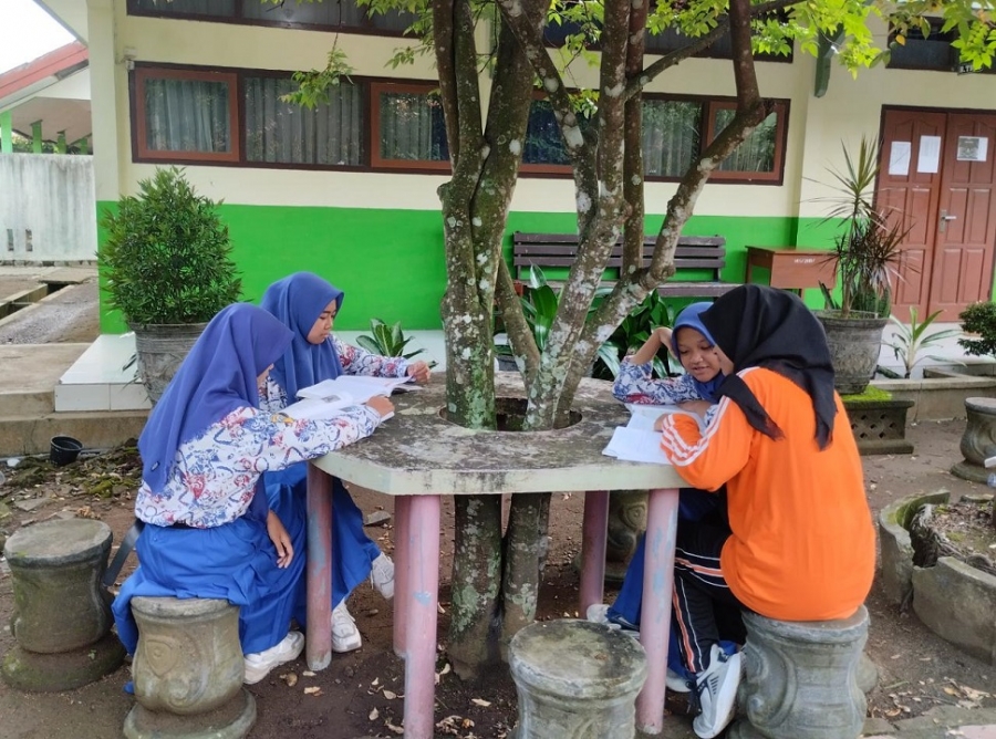 PEMBIASAAN LITERASI SMAN 1 KARANGAN 15 MENIT SETIAP HARI