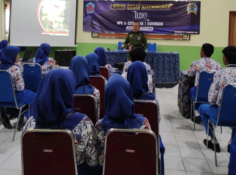 SMANESKA HADIRKAN PELATIH LDK DARI KODIM 0806 TRENGGALEK