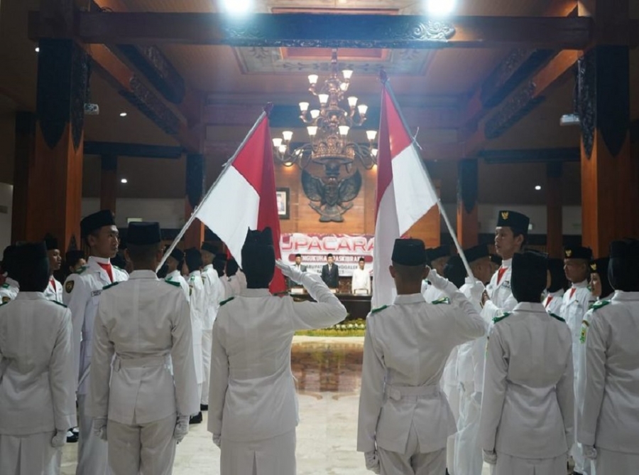 WABUP MUDA INI KUKUHKAN 72 PASKIBRAKA KAB TRENGGALEK