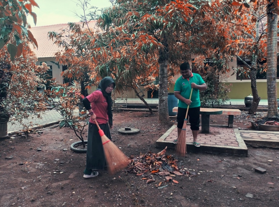 GIAT RUTIN JUMAT BERSIH BAPAK/IBU TU SMA NEGERI 1 KARANGAN