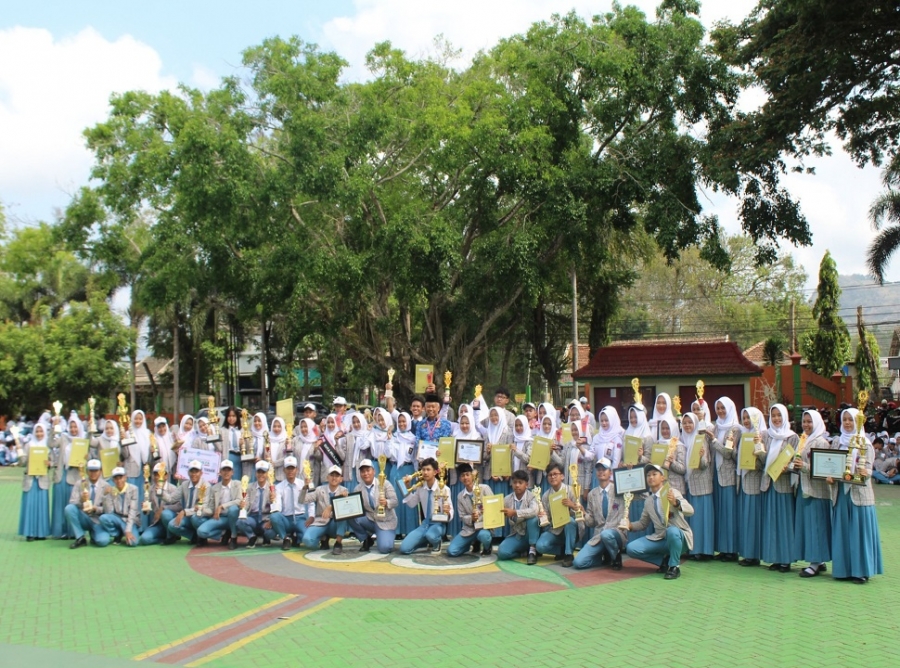 HUJAN PRESTASI DI SUMPAH PEMUDA SMAN 1 KARANGAN 28 OKTOBER 2024