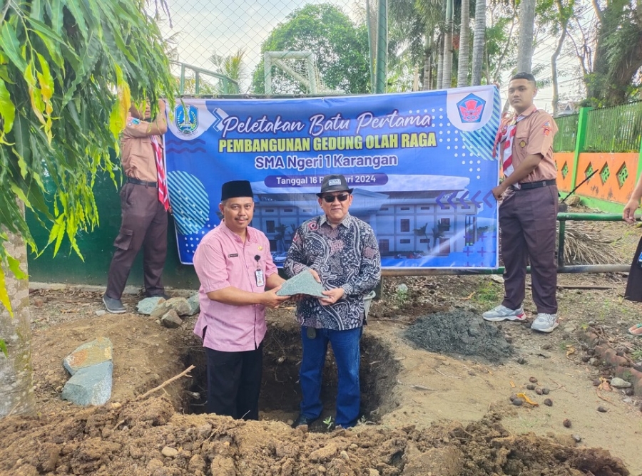 PELETAKAN BATU PERTAMA GOR SMANESKA OLEH BAPAK TOYIB
