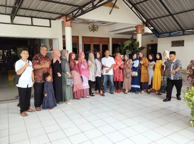 WARGA SMANESKA TRENGGALEK BADHAN/ SILATUROHMI KE RUMAH BUNDA RENI