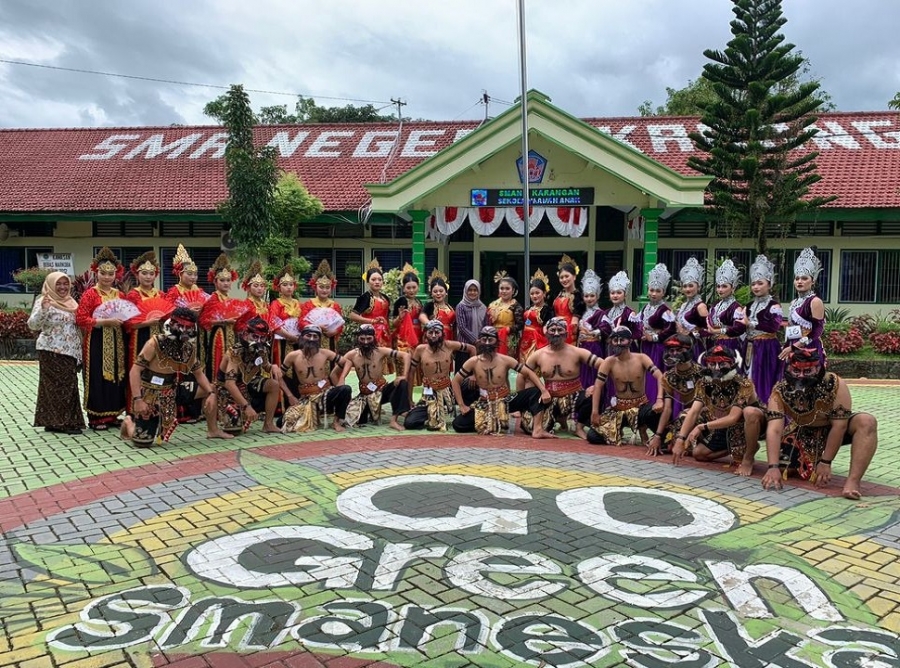 KELAS XII IPS 2 TAMPILKAN TARI DALAM PRAKTEK SBK SMANESKA