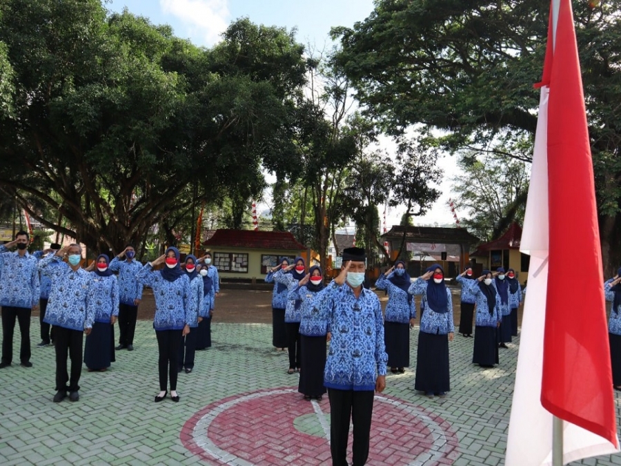 GURU TU DAN KARYAWAN SMAN 1 KARANGAN TRENGGALEK IKUTI UPACARA PERINGATAN DETIK-DETIK PROKLAMASI