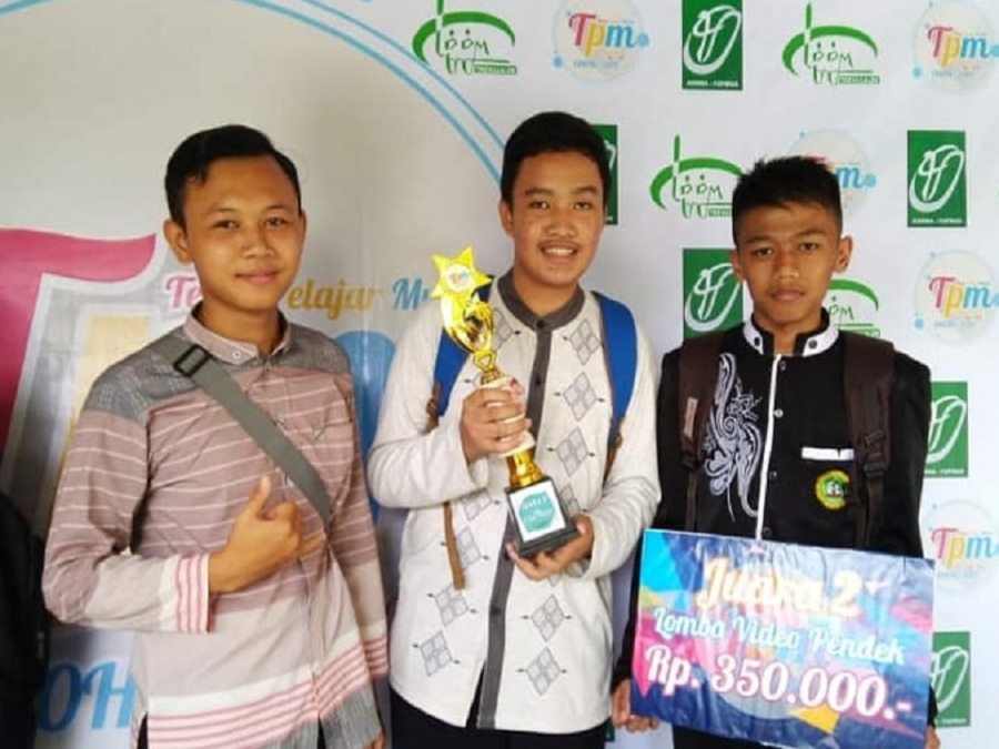 TIM FILM A "GLAMOR" (KLS X IPS3) RAIH "JUARA 2 FILM PENDEK"