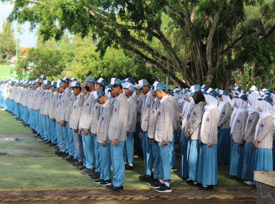 SMAN 1 KARANGAN GELAR UPACARA SENIN MOTIVASI RAIH CITA - CITA