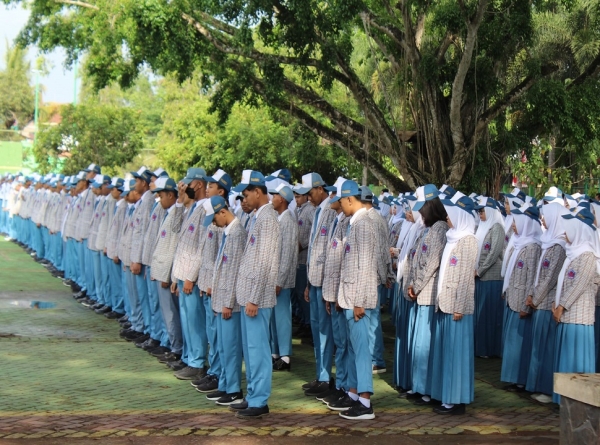 SMAN 1 KARANGAN GELAR UPACARA SENIN MOTIVASI RAIH CITA - CITA