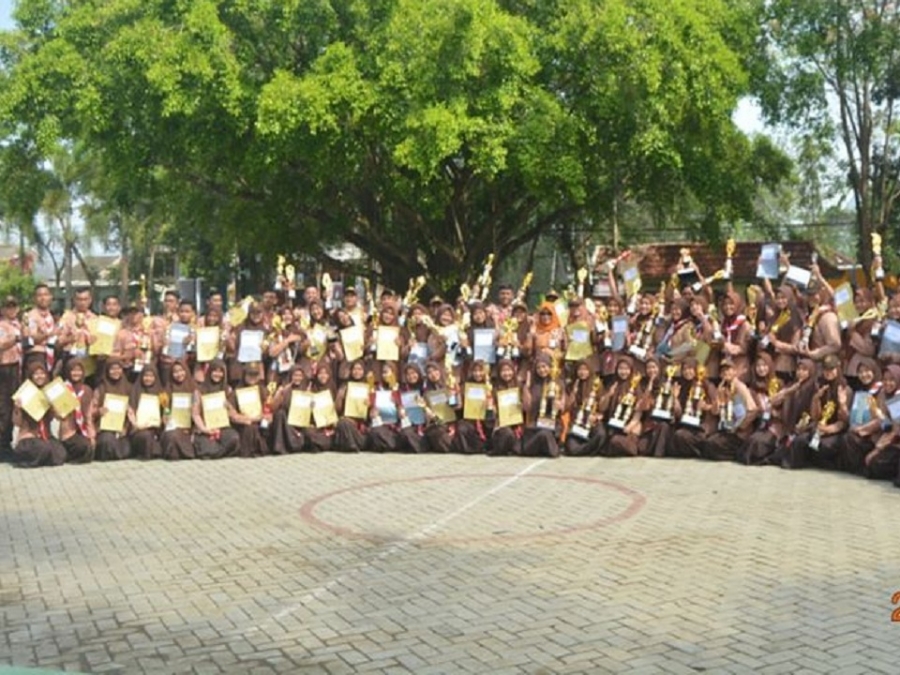 PEMBERIAN REWARD SISWA BERPRESTASI SMA NEGERI 1 KARANGAN