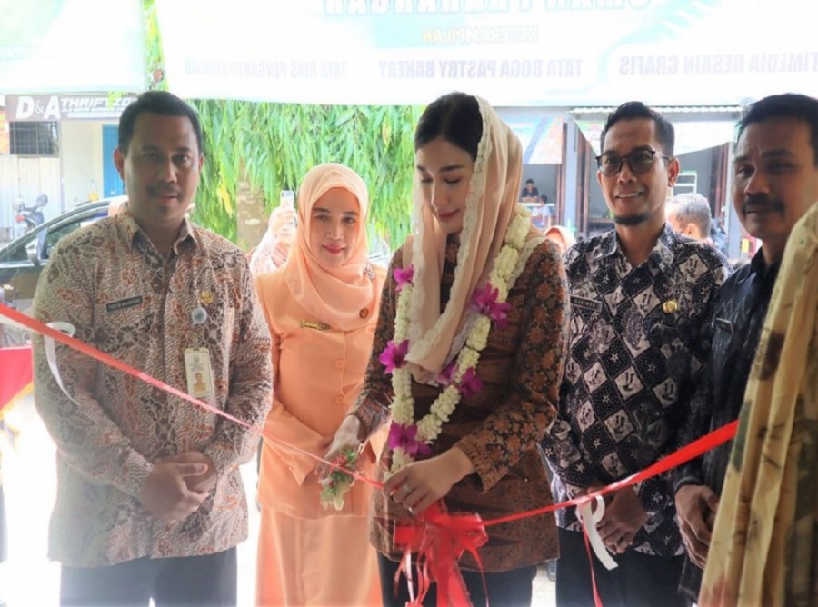 GRAND OPENING DT MART SMANESKA DIRESMIKAN OLEH BUNDA NOVITA