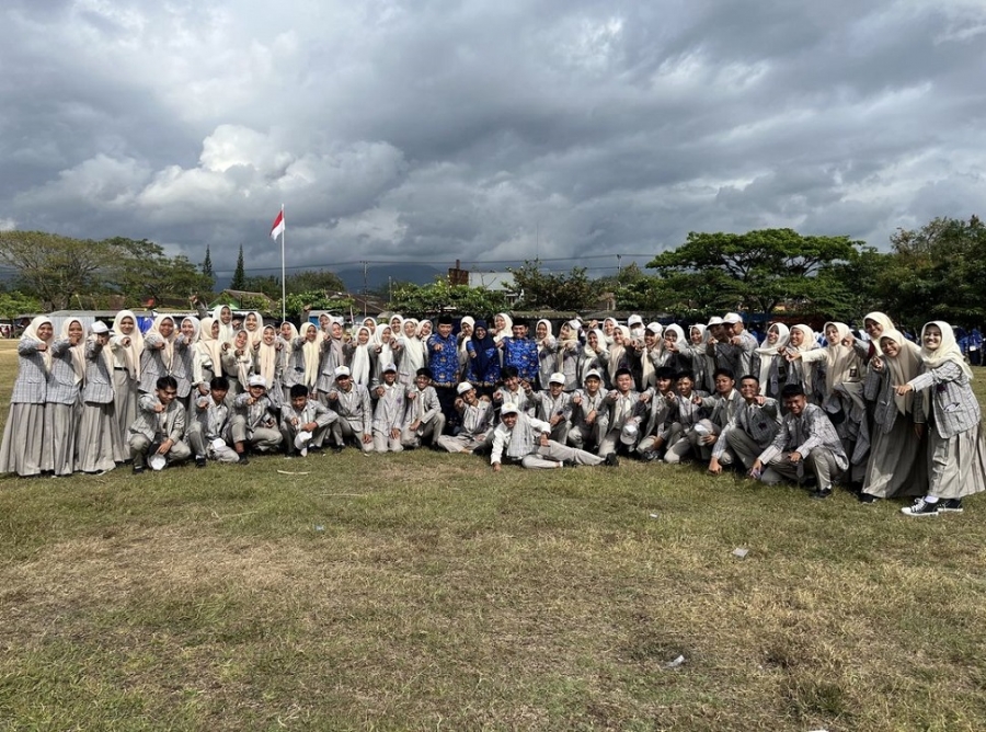 SISWA/I SMANESKA IKUTI UPACARA DI LAPANGAN KARANGAN