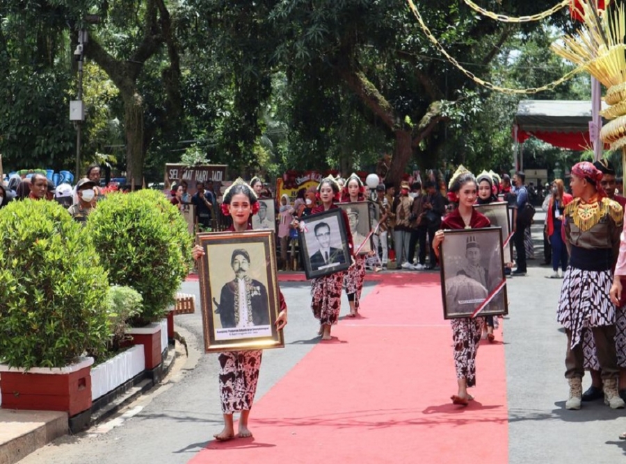 21 SISWI SMANESKA IKUTI KIRAB PUSAKA HARI JADI TRENGGALEK