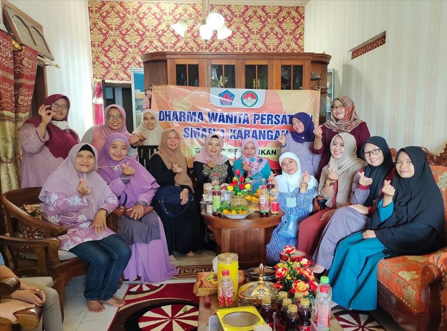 IBU-IBU DWP SILATURAHIM KERUMAH KEPALA SMAN 1 KARANGAN