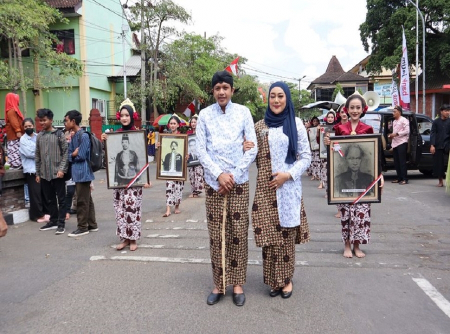 21 SISWI SMANESKA TERPILIH MENJADI PEMBAWA FOTO BUPATI/WK BUPATI