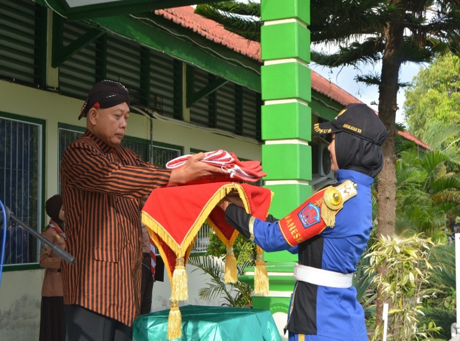 SMANESKA GELAR UPACARA BENDERA PERINGATAN HUT RI KE 79 TAHUN 2024
