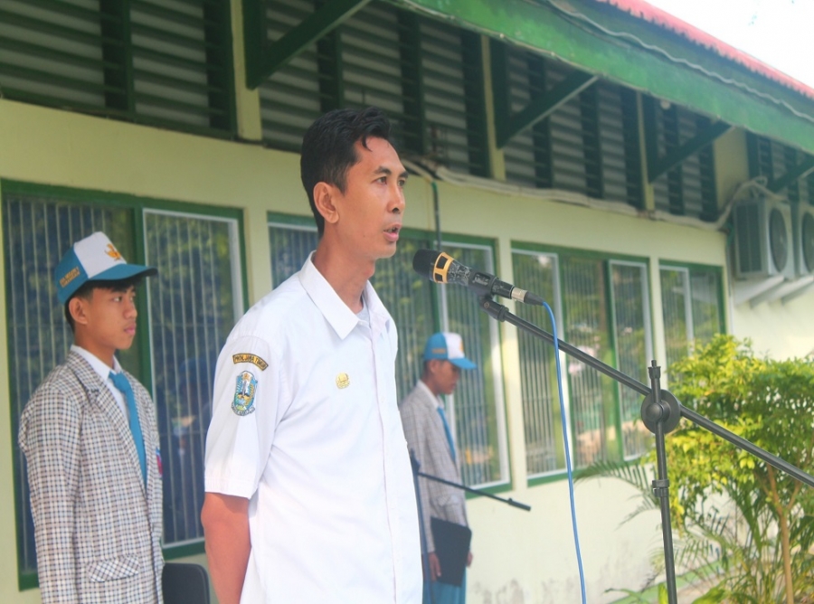 BAPAK FERI BUDI S ,S.PD GURU SEBAGAI PEMBINA UPCARA 6 MEI 2024