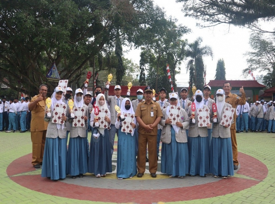 SMANESKA SABET JUARA UMUM DALAM PERLOMBAAN HUTRI KE 77