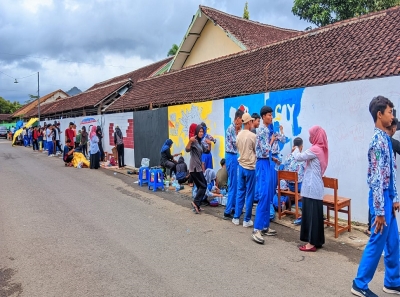 PROSES LOMBA MURAL ANTAR KELAS SMA NEGERI 1 KARANGAN