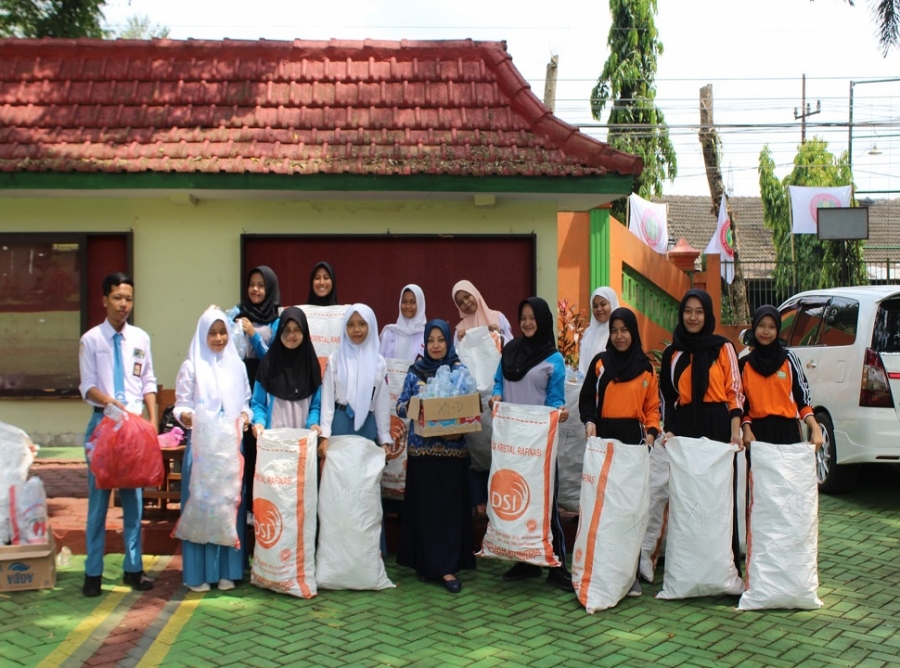 BCL SMANESKA GELAR AKSI PEMILAHAN SAMPAH PLASTIK