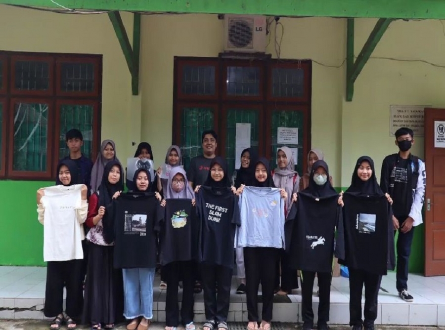 PELATIHAN PENYABLONAN DT MULTIMEDIA SMANESKA