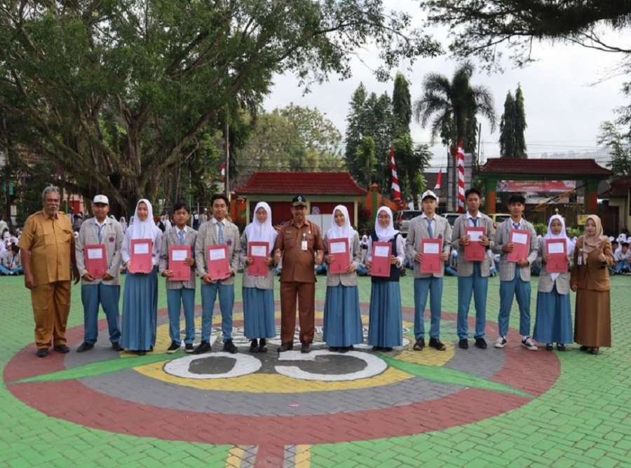 SISWA SMANESKA RAIH REWARD JUARA FLS2N DARI SEKOLAH