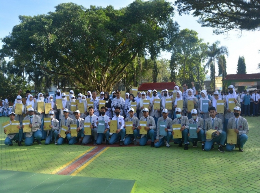 PENGANYERAHAN REWARD BAGI SISWA DAN GURU PRETASI