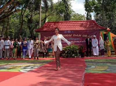 INES DINDA E. (XII MIPA 4) JUARA 1 LOMBA FASHION SHOW