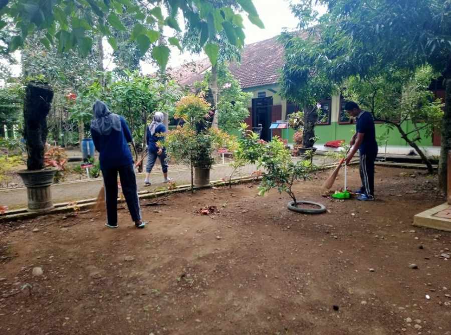 Kegiatan rutin Jum'at bersih SMA Negeri 1 Karangan