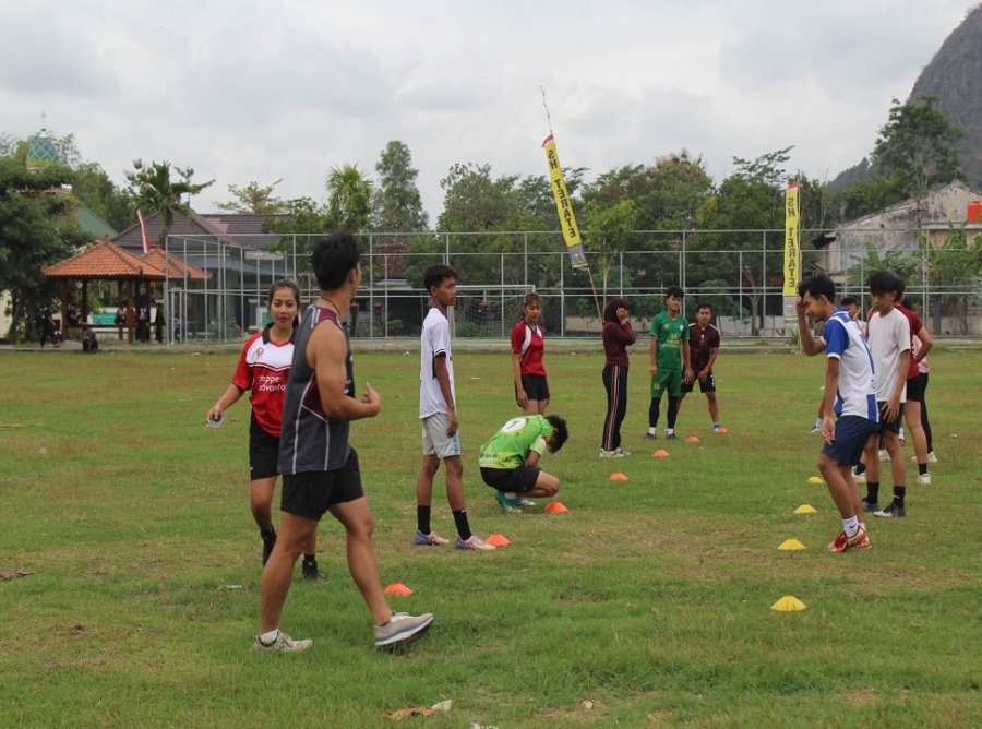 SISWA/I SMANESKA IKUTI SOSIALISASI DAN PELATIHAN OLAHRAGA RUGBY