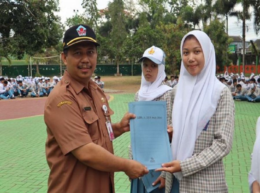 SMANESKA BERIKAN HADIAH JUARA LOMBA HARI PAHLAWAN 2023