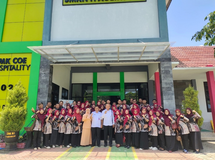 WARGA SMANESKA ANTARKAN BAPAK TOYIB KE SMKN 1 PAGERWOJO