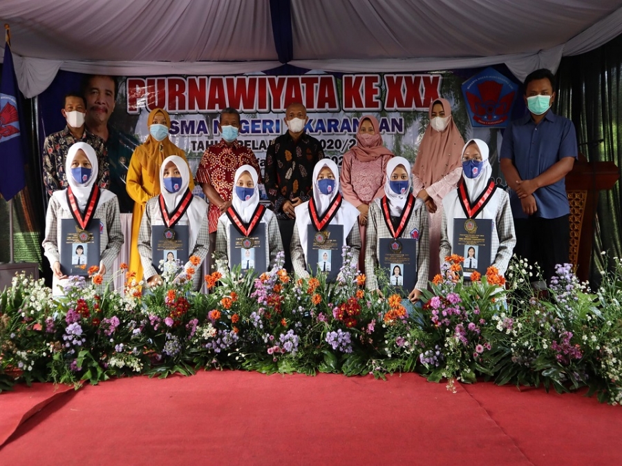 PENGHARGAAN DAN REWARD&rdquo; KEPADA &ldquo;ENAM SISWI LULUSAN TERBAIK