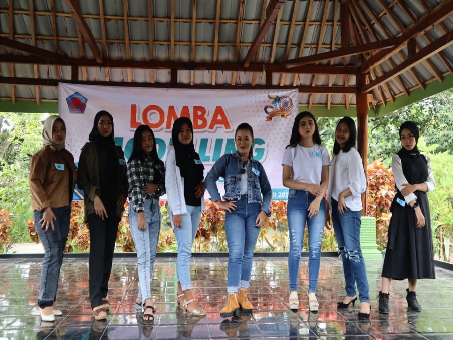 LOMBA MODELLING, TARI TRADISIONAL, DUTA PELAJAR &amp; STAND UP COMEDY"
