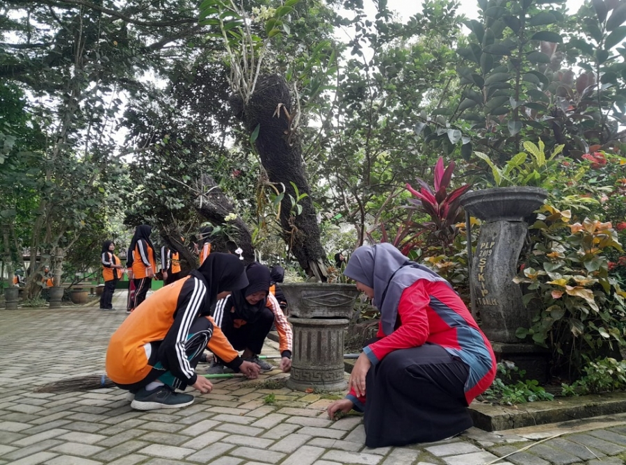 SMANESKA GELAR BERSIH PAWIYATAN YANG DIIKUTI WARGA SEKOLAH