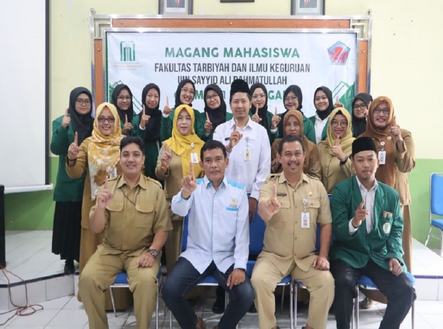 KEPSEK SMANESKA MEMBUKA KEGIATAN MAGANG DARI UIN SATU