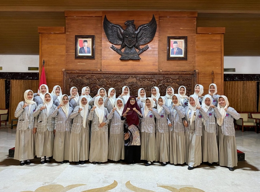 PADUAN SUARA SMANESKA TAMPIL APIK PADA HARI KOPERASI 2024