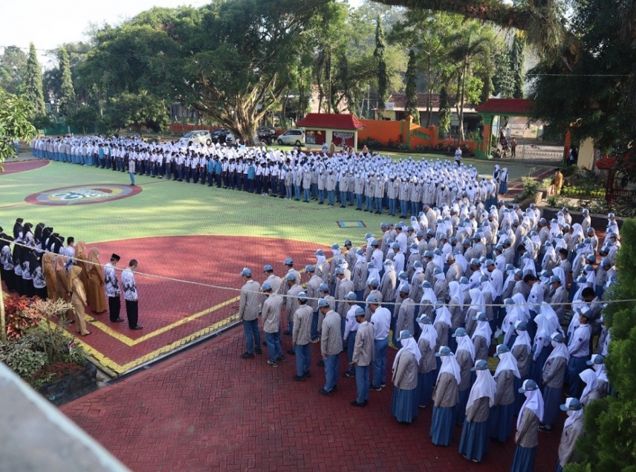 Upacara Bendera Hari Senin (25/7/2022) SMANESKA