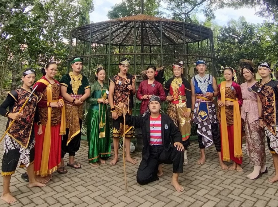 XI-G ANGLELURI BUDAYA MELALUI UJIAN PRAKTEK BAHASA JAWA