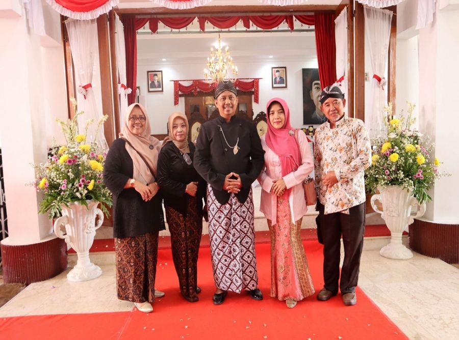 21 SISWI SMANESKA TURUT MERIAHKAN HARI JADI TRENGGALEK