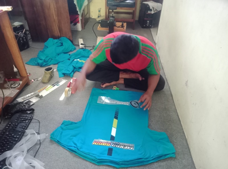 DT SMANESKA MENDAPAT ORDERAN KAOS SEBANYAK 15 PCS