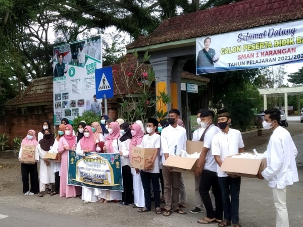 SMANESKA &amp; ALUMNI BERBAGI TAKJIL &ndash; INDAHNYA KEBERSAMAAN