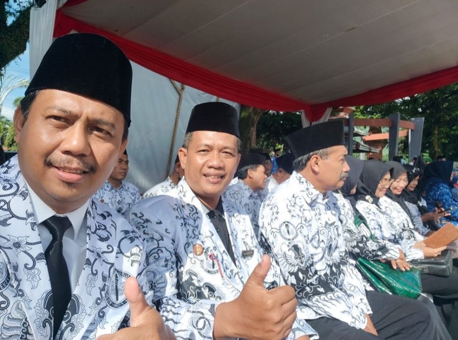 KEPALA SMANESKA IKUTI UPACARA PERINGATAN HUT PGRI &amp; KORPRI